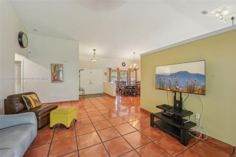 House in Pembroke Pines, Florida 4 bedrooms, 256.41 sq.m. № 1594205 - photo 13