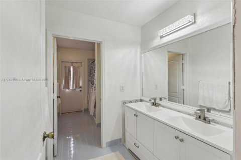 House in Pembroke Pines, Florida 4 bedrooms, 256.41 sq.m. № 1594205 - photo 23