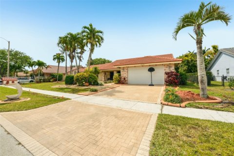 House in Pembroke Pines, Florida 4 bedrooms, 256.41 sq.m. № 1594205 - photo 2