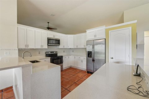 House in Pembroke Pines, Florida 4 bedrooms, 256.41 sq.m. № 1594205 - photo 4