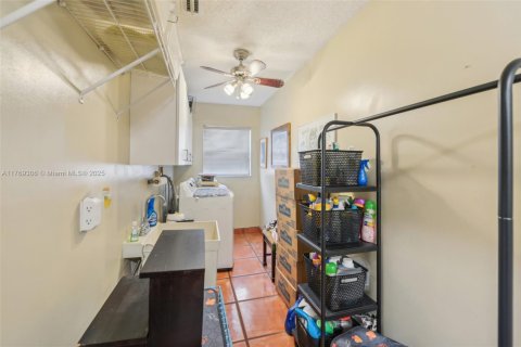 House in Pembroke Pines, Florida 4 bedrooms, 256.41 sq.m. № 1594205 - photo 15