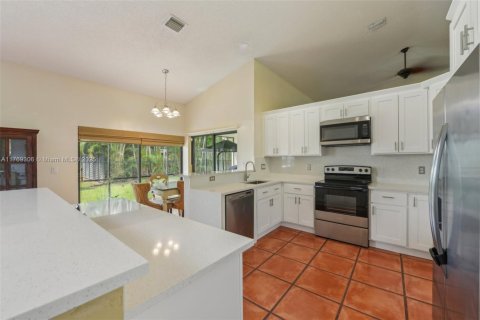 House in Pembroke Pines, Florida 4 bedrooms, 256.41 sq.m. № 1594205 - photo 5