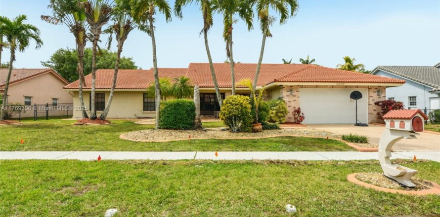 House in Pembroke Pines, Florida 4 bedrooms, 256.41 sq.m. № 1594205