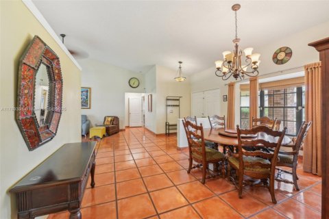House in Pembroke Pines, Florida 4 bedrooms, 256.41 sq.m. № 1594205 - photo 10