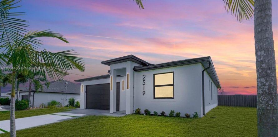 House in Cape Coral, Florida 3 bedrooms № 1892539