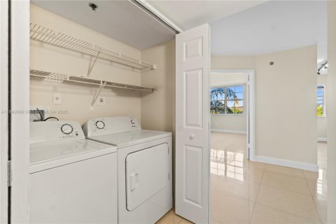 Снять в аренду кондоминиум в Авентура, Флорида 3 спальни, 123.56м2, № 1945339 - фото 23