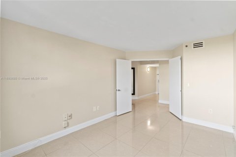 Снять в аренду кондоминиум в Авентура, Флорида 3 спальни, 123.56м2, № 1945339 - фото 21