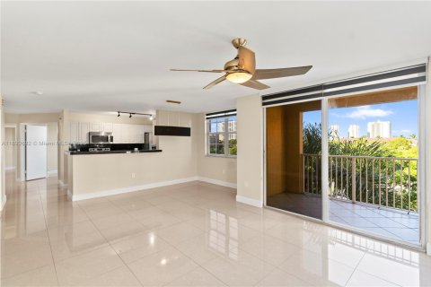 Снять в аренду кондоминиум в Авентура, Флорида 3 спальни, 123.56м2, № 1945339 - фото 3
