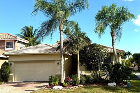 House in Coral Springs, Florida 4 bedrooms, 253.25 sq.m. № 2038585