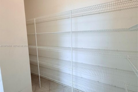 House in Coral Springs, Florida 4 bedrooms, 253.25 sq.m. № 2038585 - photo 10