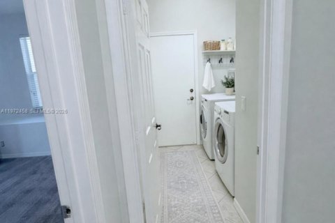 House in Coral Springs, Florida 4 bedrooms, 253.25 sq.m. № 2038585 - photo 11