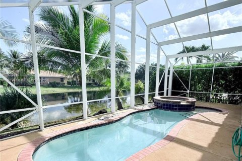 House in Coral Springs, Florida 4 bedrooms, 253.25 sq.m. № 2038585 - photo 2