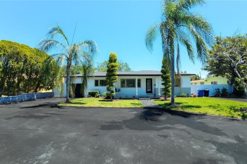 Villa ou maison à vendre à Saint Petersburg, Floride: 3 chambres, 178.47 m2 № 2147618 - photo 2