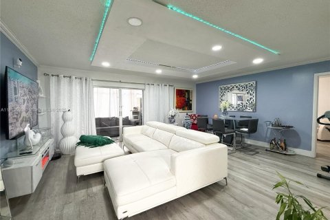 Condominio en venta en Palm Springs, Florida, 1 dormitorio, 73.39 m2 № 1762980 - foto 4