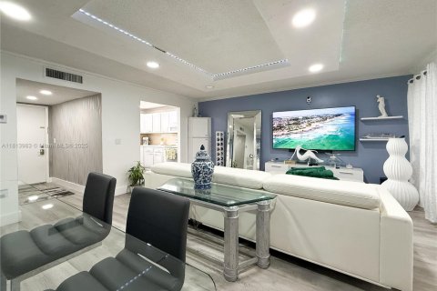 Condominio en venta en Palm Springs, Florida, 1 dormitorio, 73.39 m2 № 1762980 - foto 1