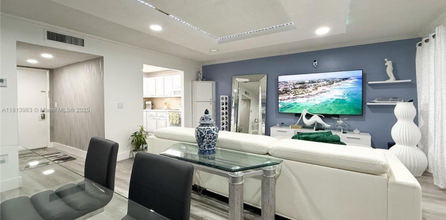 Condominio en Palm Springs, Florida, 1 dormitorio  № 1762980