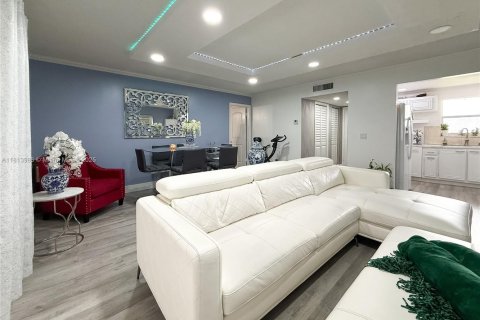 Condominio en venta en Palm Springs, Florida, 1 dormitorio, 73.39 m2 № 1762980 - foto 15