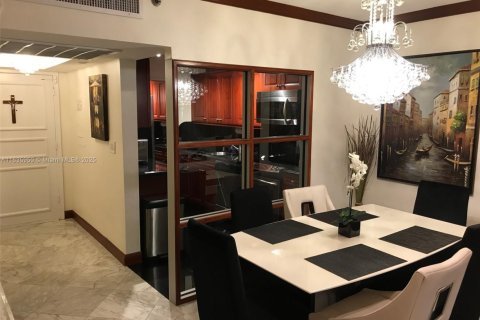 Condo in Miami Beach, Florida, 1 bedroom  № 1940729 - photo 11