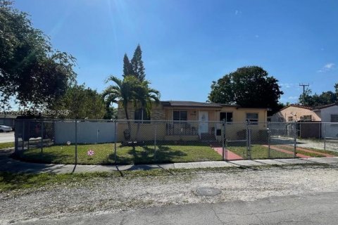 House in Hialeah, Florida 3 bedrooms, 91.04 sq.m. № 2183754
