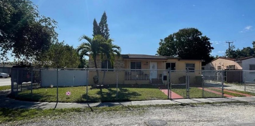 House in Hialeah, Florida 3 bedrooms, 91.04 sq.m. № 2183754