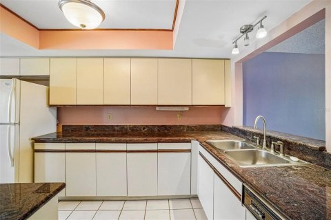 Condo in Saint Petersburg, Florida, 2 bedrooms № 2157914 - photo 22