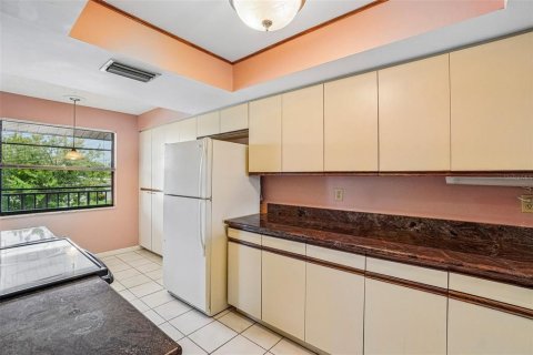 Condo in Saint Petersburg, Florida, 2 bedrooms № 2157914 - photo 16