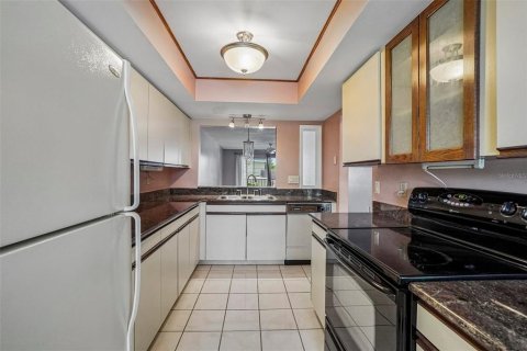 Condo in Saint Petersburg, Florida, 2 bedrooms № 2157914 - photo 14