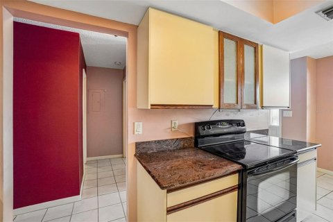 Condo in Saint Petersburg, Florida, 2 bedrooms № 2157914 - photo 18