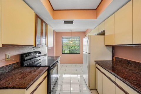 Condo in Saint Petersburg, Florida, 2 bedrooms № 2157914 - photo 17