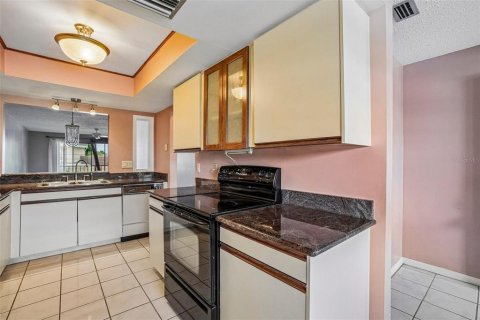 Condo in Saint Petersburg, Florida, 2 bedrooms № 2157914 - photo 20