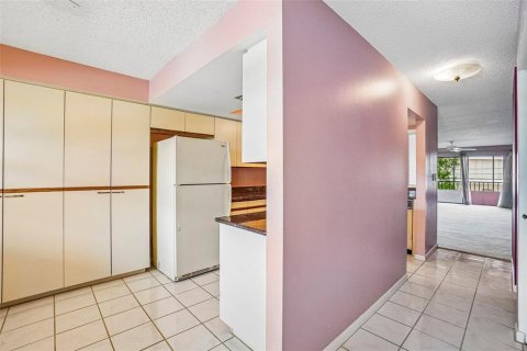 Condo in Saint Petersburg, Florida, 2 bedrooms № 2157914 - photo 21