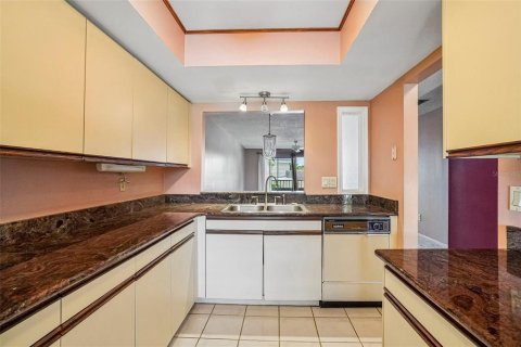 Condo in Saint Petersburg, Florida, 2 bedrooms № 2157914 - photo 15