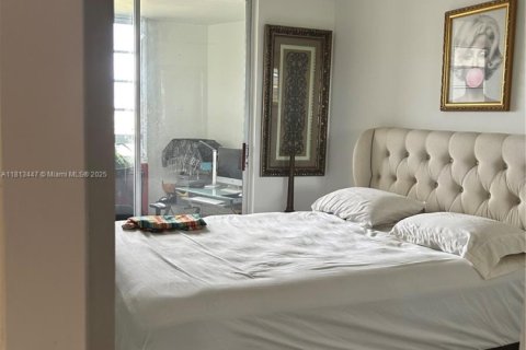 Condo in Miami, Florida, 2 bedrooms  № 1938255 - photo 10