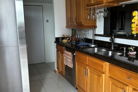 Condo in Miami, Florida, 2 bedrooms  № 1938255 - photo 4