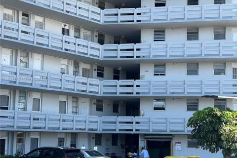 Condominio en alquiler en Miami, Florida, 2 dormitorios, 87.33 m2 № 1938255 - foto 2