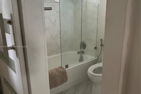Condominio en alquiler en Miami, Florida, 2 dormitorios, 87.33 m2 № 1938255 - foto 14