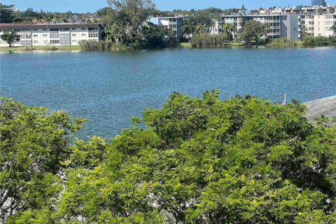 Condominio en alquiler en Miami, Florida, 2 dormitorios, 87.33 m2 № 1938255 - foto 16