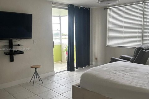Condo in Miami, Florida, 2 bedrooms  № 1938255 - photo 9