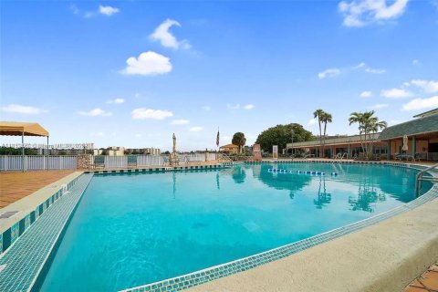 Condominio en alquiler en Miami, Florida, 2 dormitorios, 87.33 m2 № 1938255 - foto 3