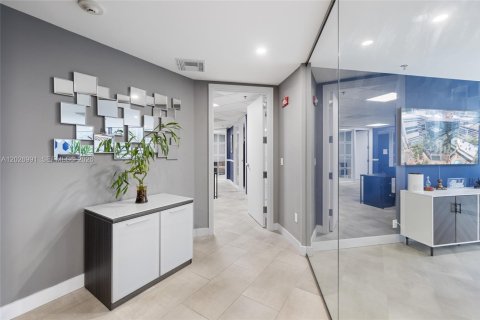 Commercial property in Fort Lauderdale, Florida № 2186985 - photo 21
