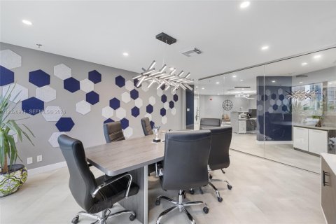 Commercial property in Fort Lauderdale, Florida № 2186985 - photo 4