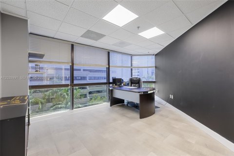 Commercial property in Fort Lauderdale, Florida № 2186985 - photo 22