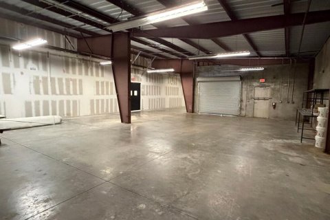 Commercial property in Edgewater, Florida 1254.18 sq.m. № 2222433 - photo 17