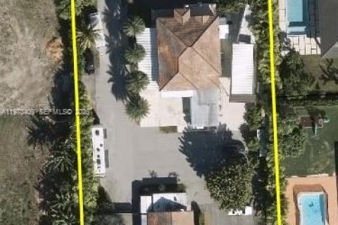 House in Miami, Florida 5 bedrooms, 288.83 sq.m. № 2040000