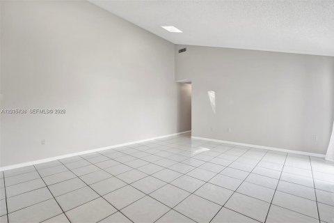 House in Boca Raton, Florida 3 bedrooms, 118.54 sq.m. № 2180451 - photo 12