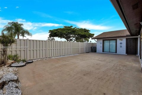 House in Boca Raton, Florida 3 bedrooms, 118.54 sq.m. № 2180451 - photo 2
