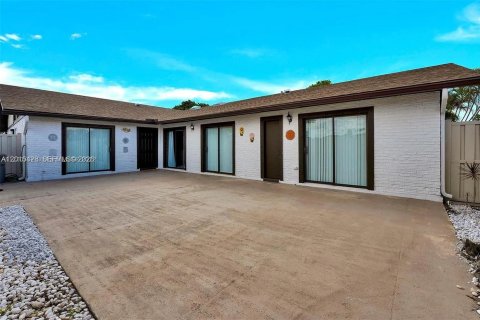 House in Boca Raton, Florida 3 bedrooms, 118.54 sq.m. № 2180451