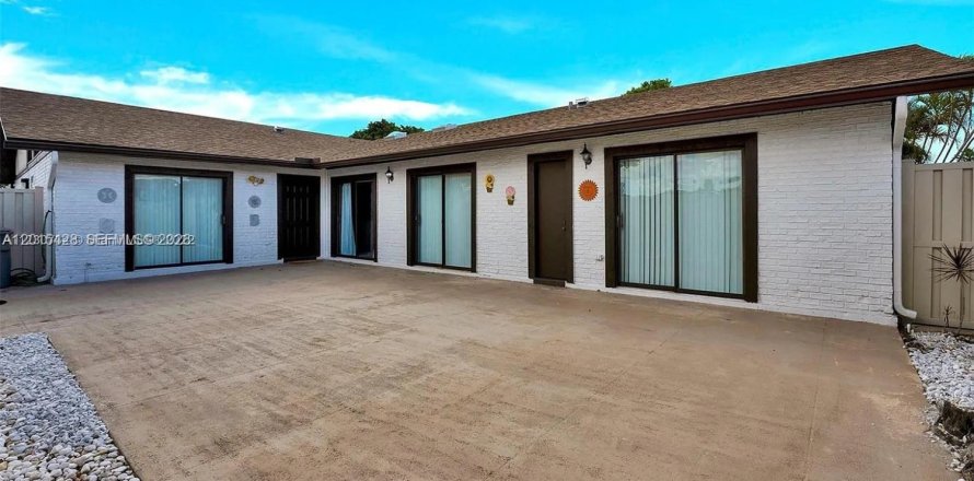 House in Boca Raton, Florida 3 bedrooms, 118.54 sq.m. № 2180451