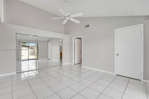 House in Boca Raton, Florida 3 bedrooms, 118.54 sq.m. № 2180451 - photo 15