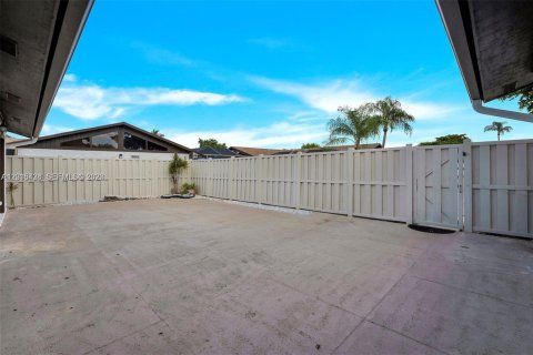 House in Boca Raton, Florida 3 bedrooms, 118.54 sq.m. № 2180451 - photo 4